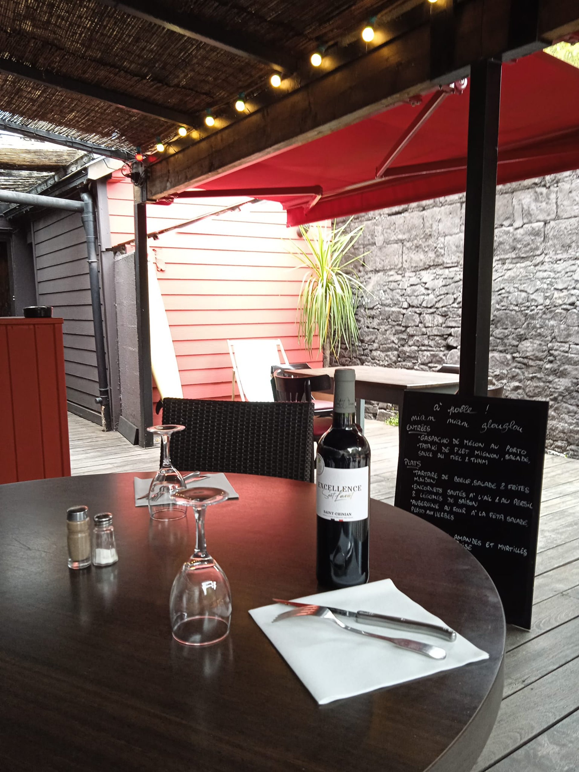 Salle du restaurant À Poêle