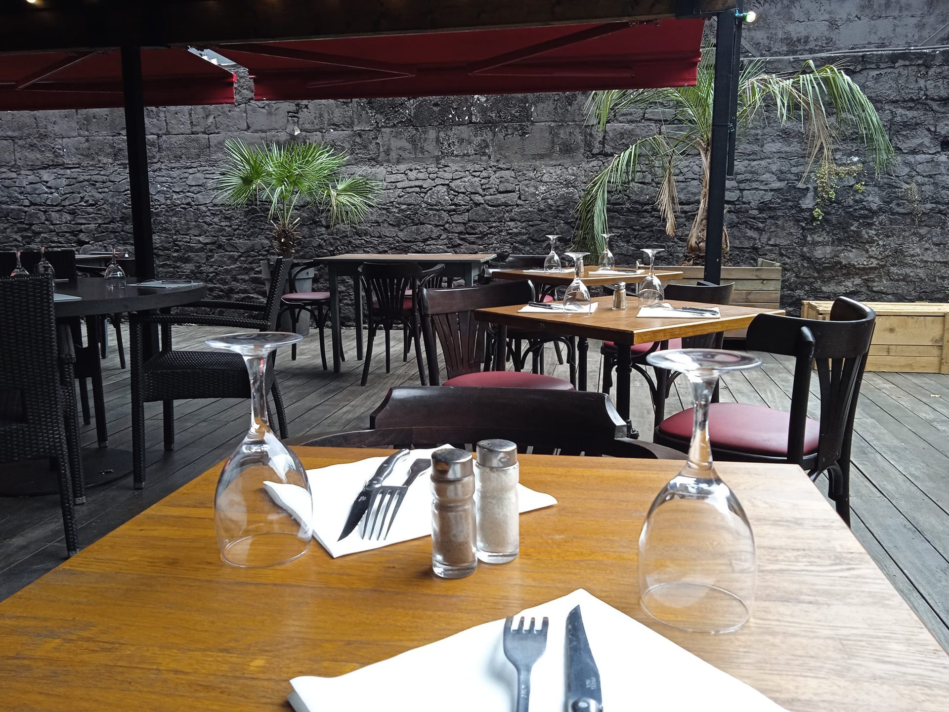 Terrasse et cour intérieure À Poêle